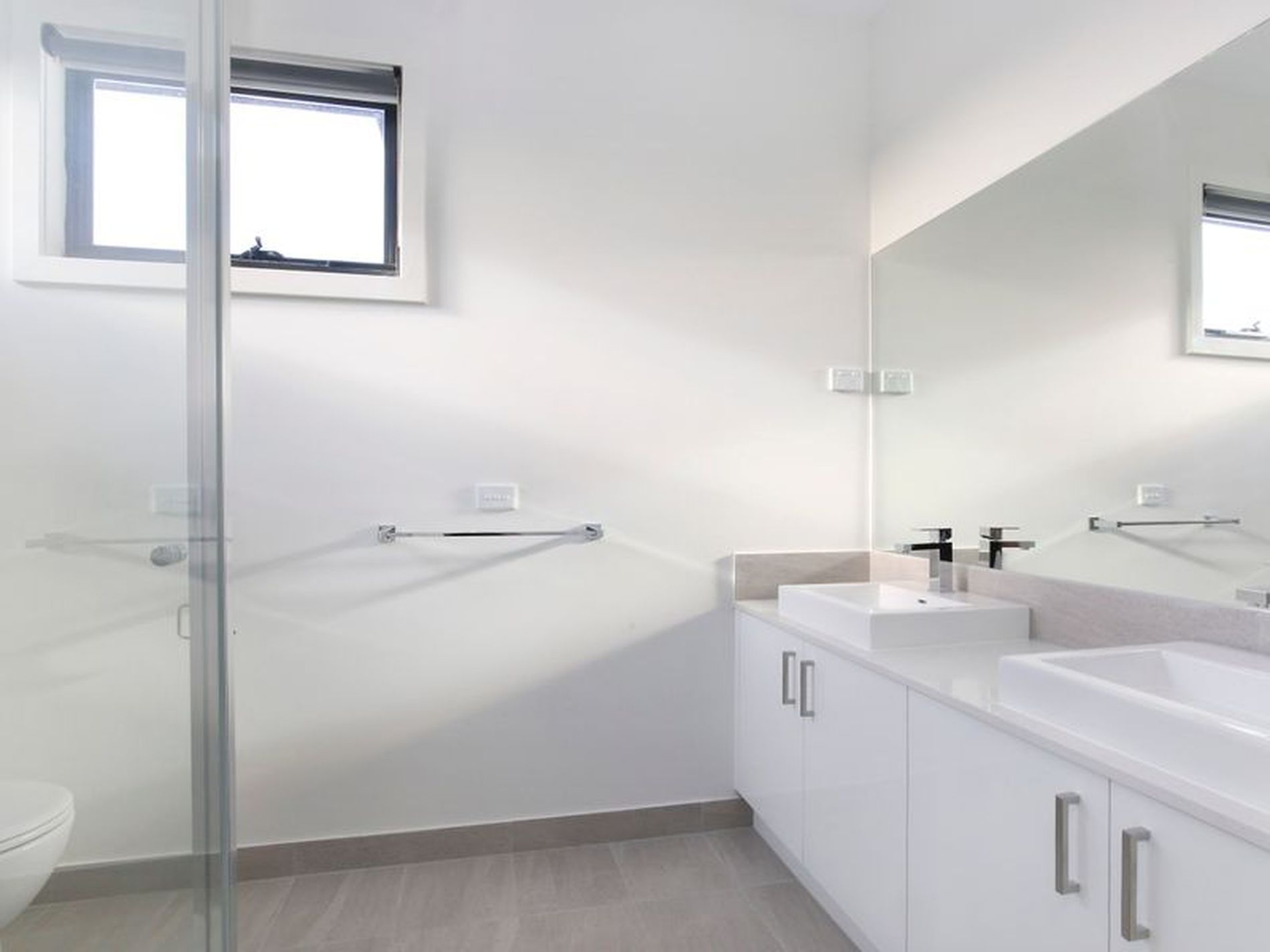 2/4 Dickens Avenue, Heidelberg Heights