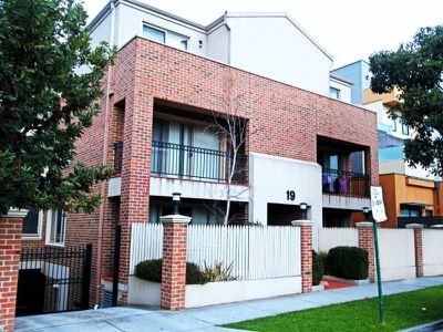 10 / 19 Cambridge Street, Box Hill
