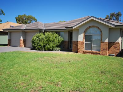 27  Namoi Crescent, Dubbo