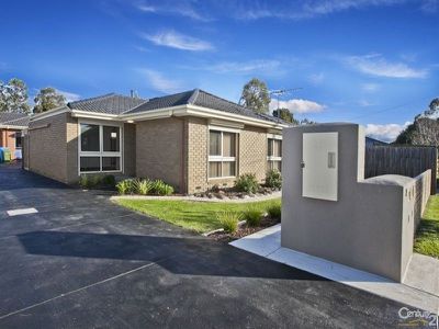 1 / 2 Evelyne Avenue, Cranbourne