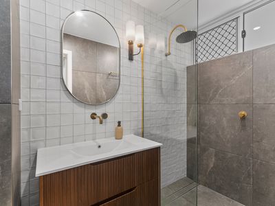 3 / 2 Burke Street, North Ward