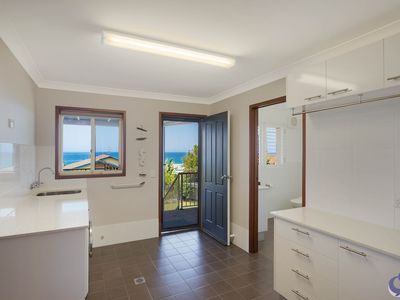 40 Sunset Boulevard, Kianga