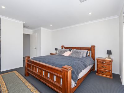 9 Pierrepoint Loop, Champion Lakes