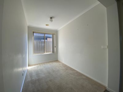 30 Clearwater Rise Parade, Truganina
