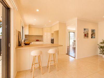 11 Ensenada Ct, Broadbeach Waters