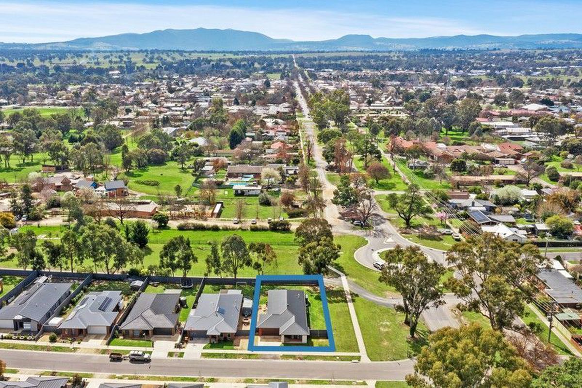 2 Peak Court, Mansfield