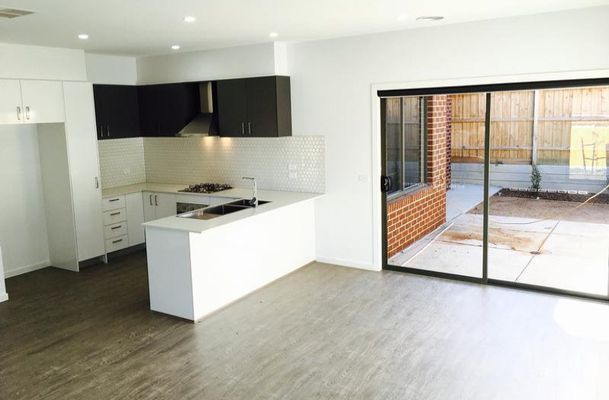 8 Gyrfalcon Way, Doreen