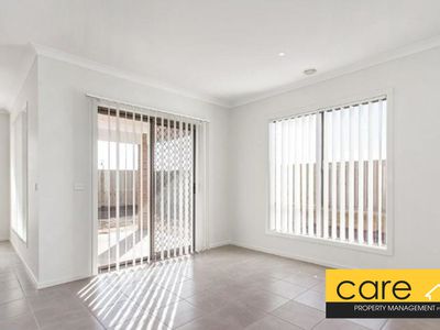 5 Waltzing Drive, Lynbrook