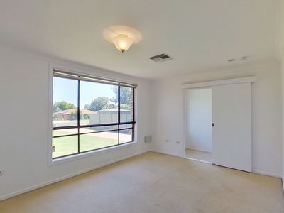 8 Bass Place, Dubbo