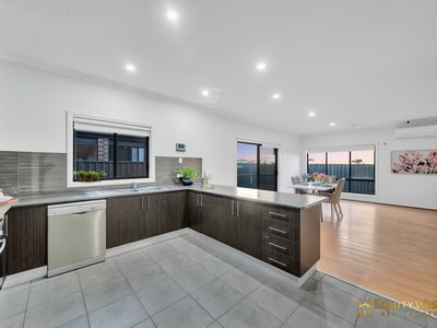 32 Brockwell Crescent, Manor Lakes
