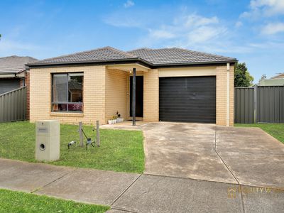 8 Gunyong Crescent, Manor Lakes