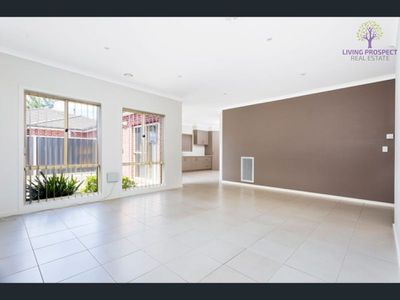 2 / 3 Buckingham Drive, Werribee