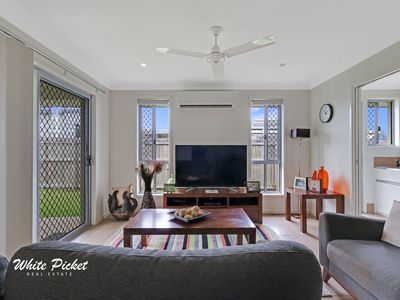 1 / 12 Wisteria Avenue, Ooralea Waters