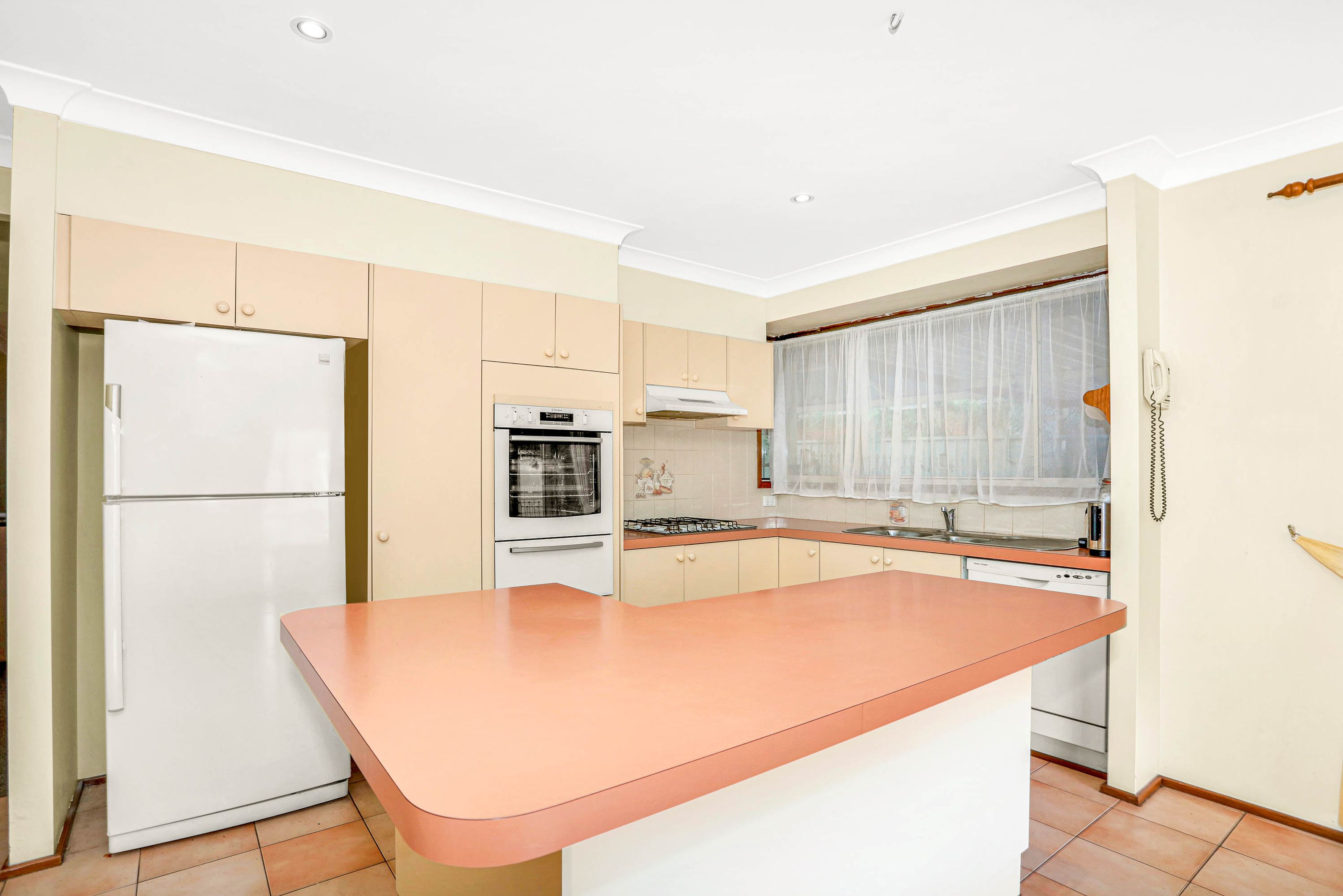 4 Henze Crescent, CLAREMONT MEADOWS