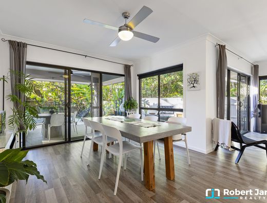 Modern Family Living in Prime Location image 3