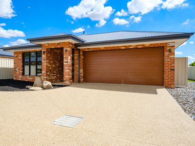 2 / 1 CASTLE CREEK ROAD, Wodonga