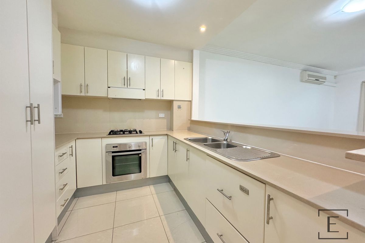 8 / 2 Tavistock Road, Homebush West