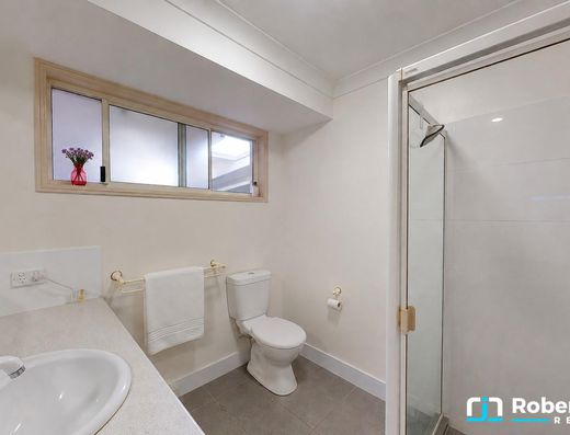 Large Family Living Opposite Noosa Golf Club image 11