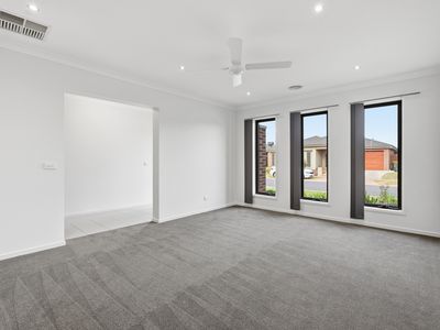 5 Niland Crescent, Point Cook