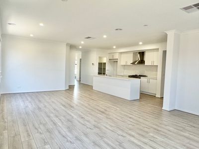 8 Interlaken Avenue, Manor Lakes