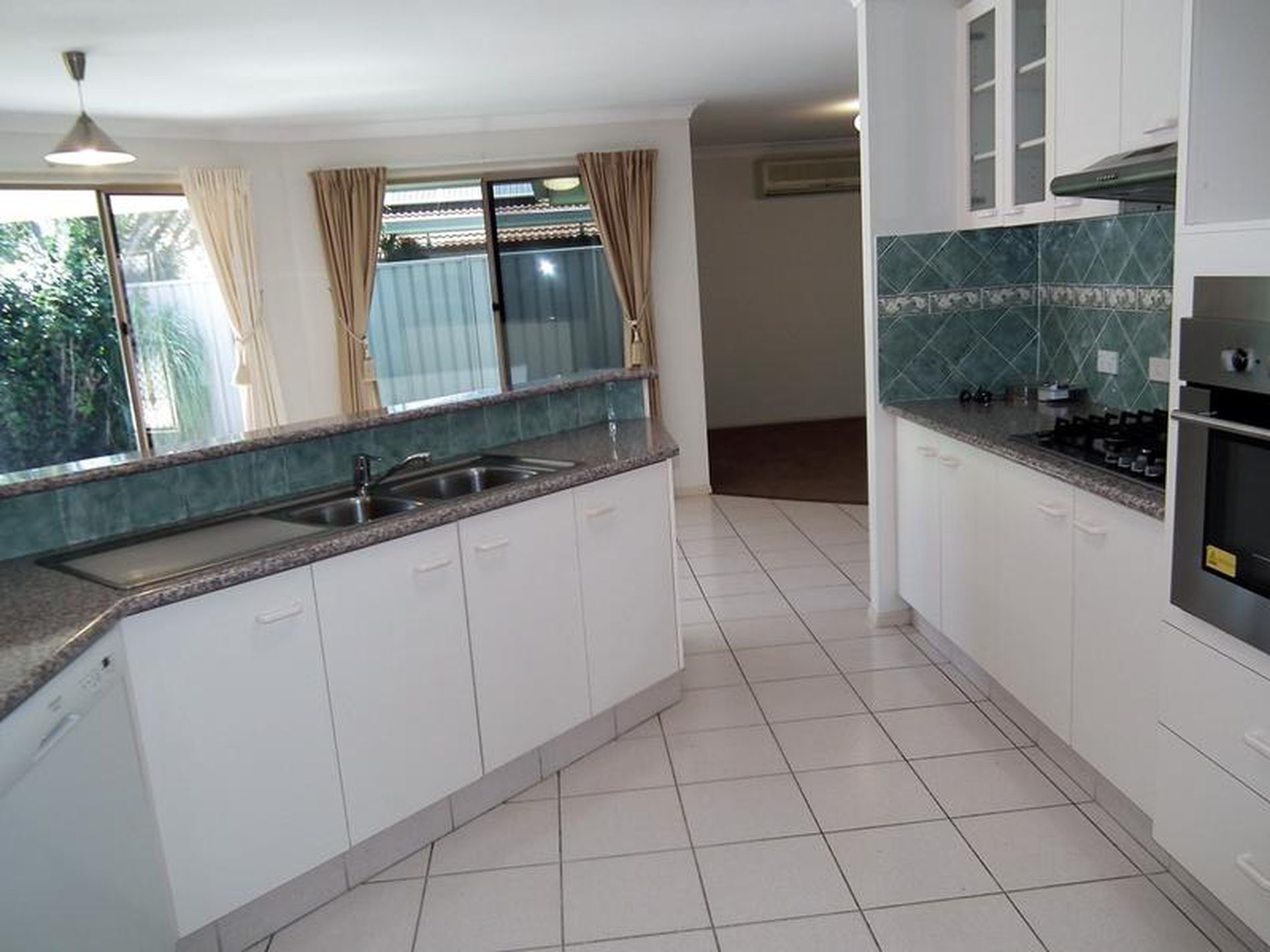 10 Kingston Drive, Banora Point