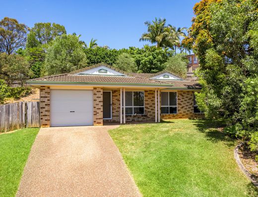 Low Set Brick Home in a perfect spot!