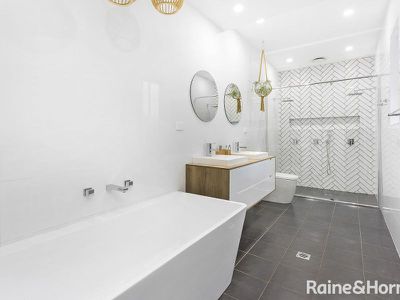2 Deakin Street, Oak Flats