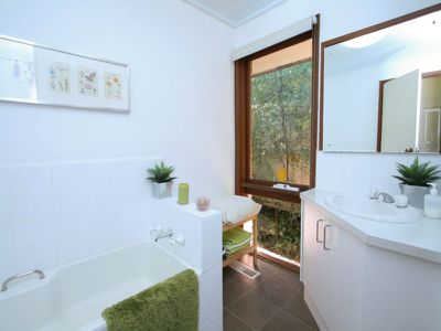65 Eucalyptus Road, Eltham