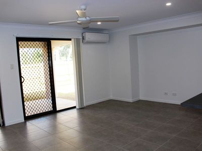 1 / 102 Bradman Way, Urangan