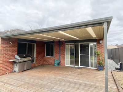 10 Burrendong Street, Manor Lakes