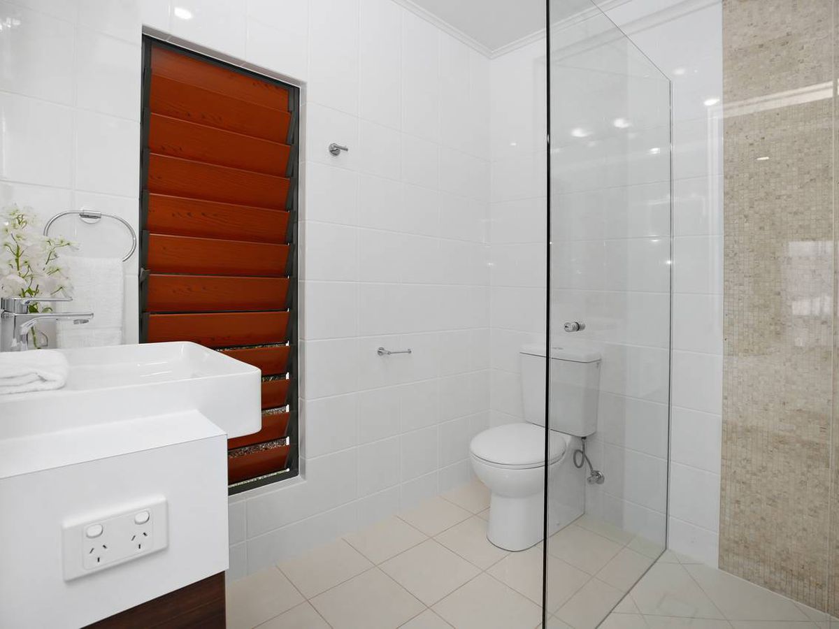 16 MITCHELL DRIVE, Atherton