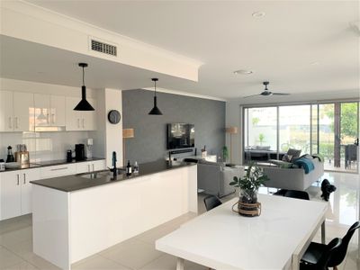 1 / 10 Vaggelas Crescent, Biggera Waters