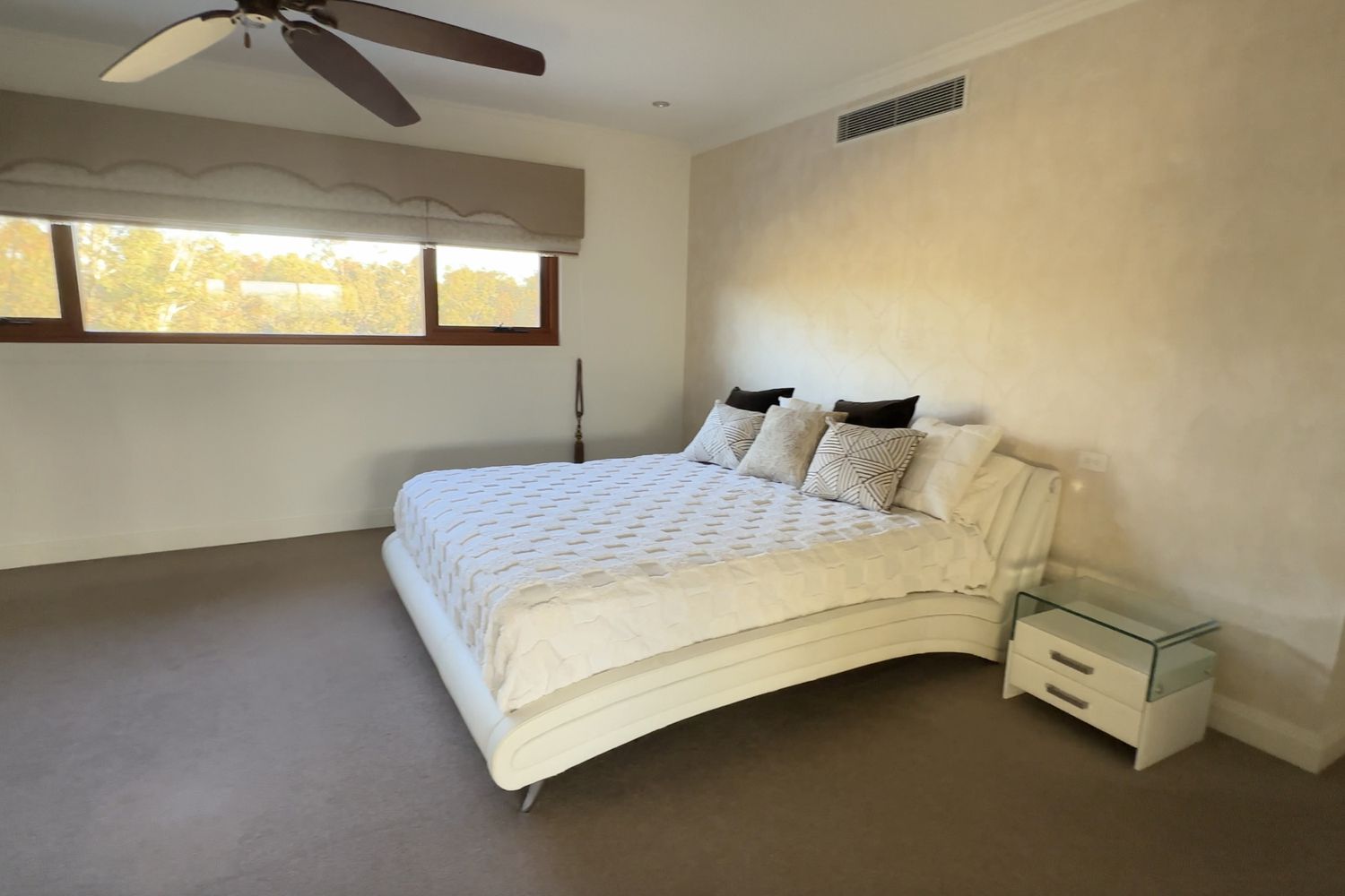 145 Barnes Boulevard, Horsham