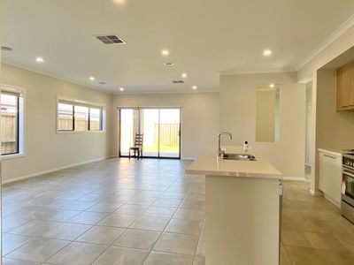 11 Nunda Way, Manor Lakes
