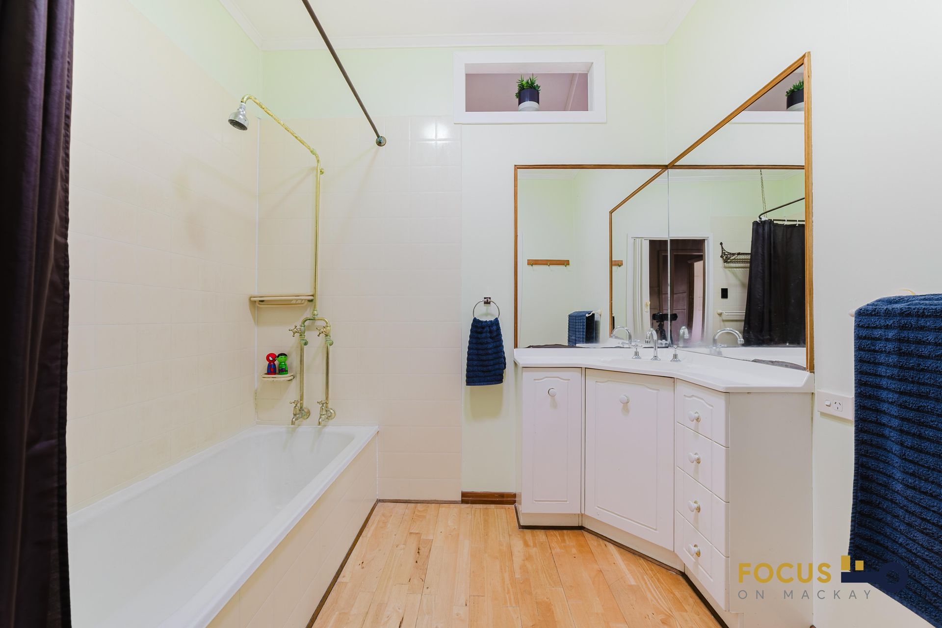 83 Gibsons Road, Racecourse