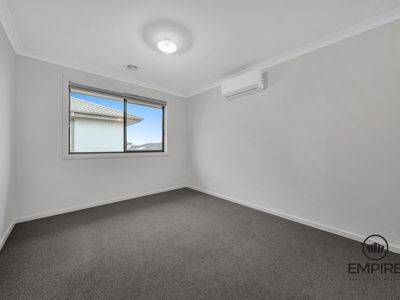 32 Theatre Circuit, Clyde North