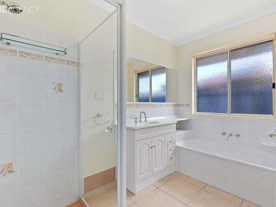 6 Banks Court, Torquay
