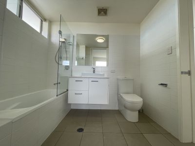 06 / 104-106 Central Lane, Gladstone Central