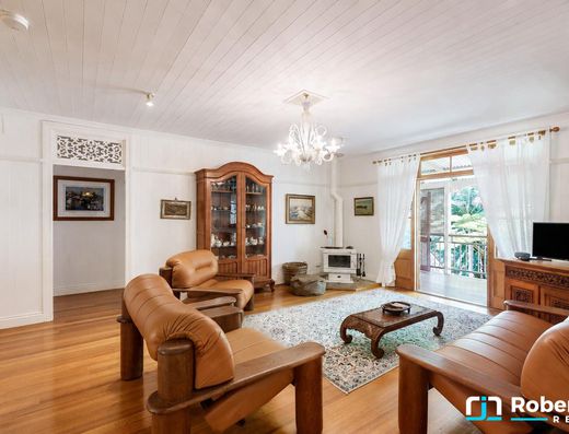 Iconic Garth Chapman Queenslander in a Peaceful Lakeside Setting image 2