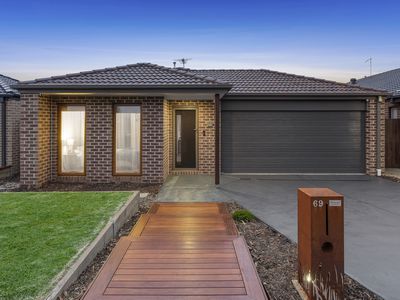69 Village Green Drive, Leopold