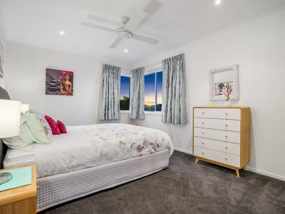 32 The Crescent, Underwood