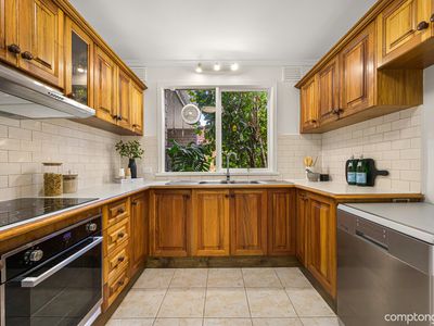 2 / 7 Flower Street, Essendon