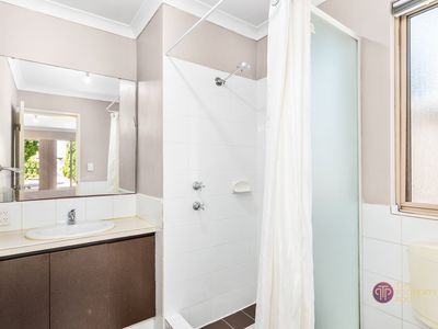 2 / 32 Barnsley Street, Queens Park