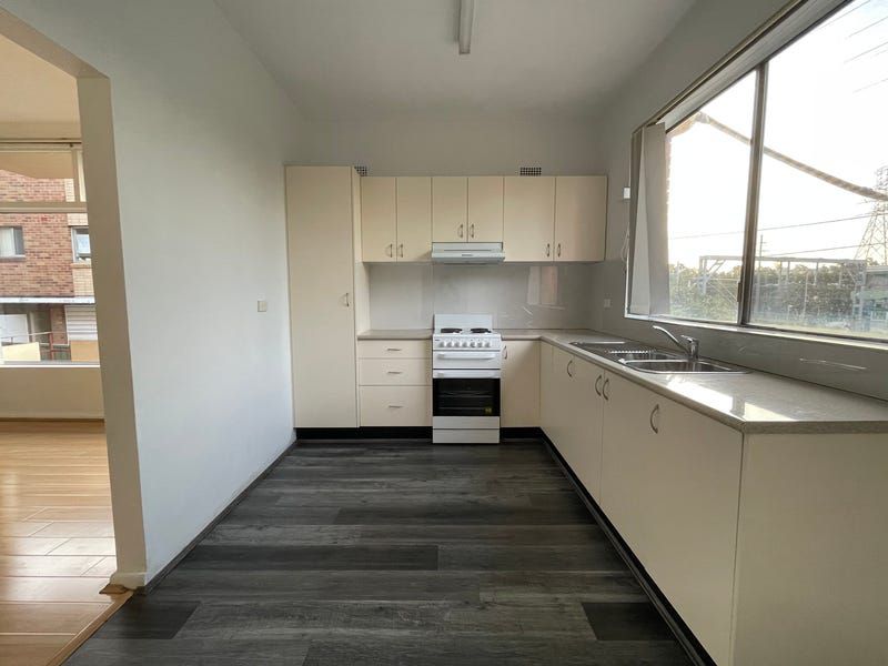 1 / 120 The Crescent, Homebush West