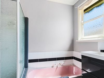 24 Fifth Avenue, White Hills