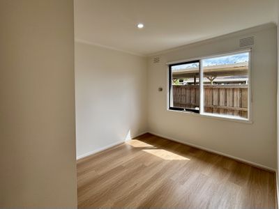 1 / 10 Templewood Crescent, Avondale Heights