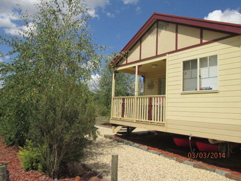 - Main Street, Maindample