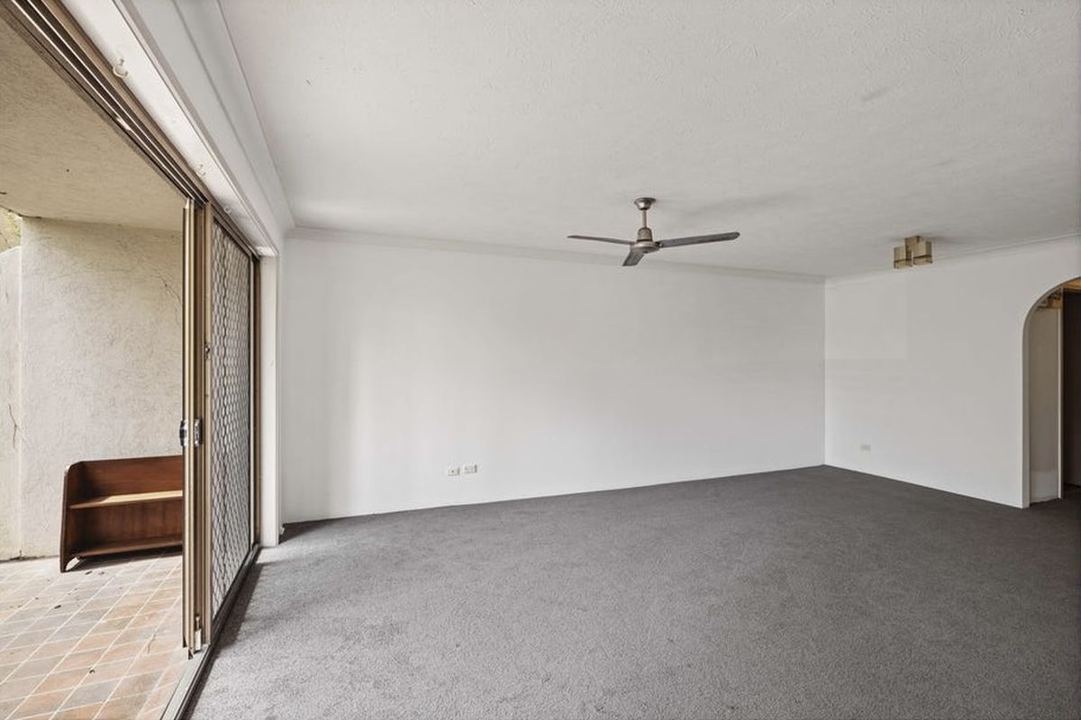2 / 8-10 Queensland Avenue, Broadbeach