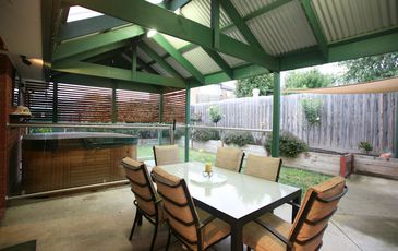 6 Hampton Court, Beaconsfield