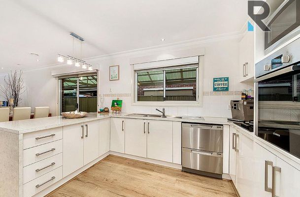 11 McKenzie Crescent, Roxburgh Park